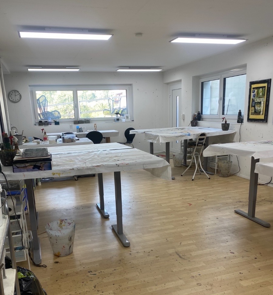 Vorbereitete Arbeitsplätze im lichtdurchfluteten Atelier in Lüterswil