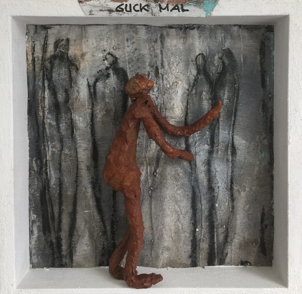 Guck mal: Rostfigur vor gemalten Figuren