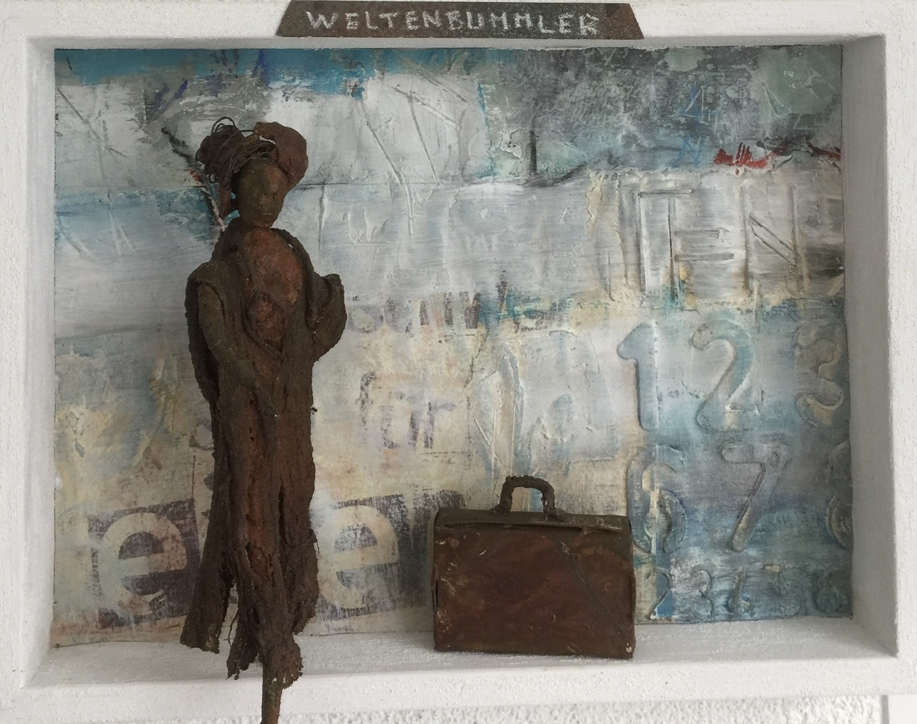 Weltenbummler: Figur mit Koffer im Bildrahmen