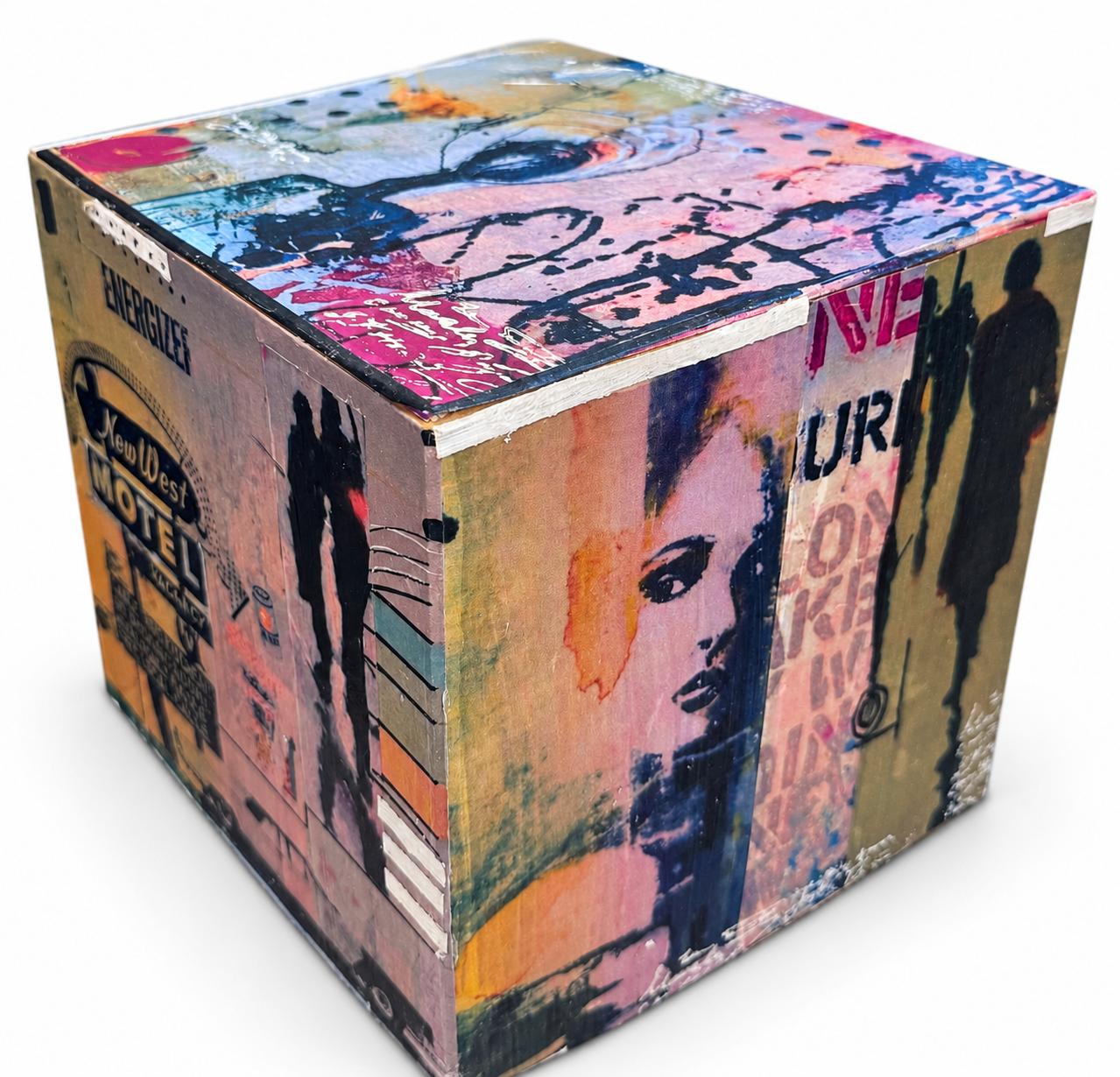 Kunstwürfel mit Collage auf weissem Hintergrund – Ansicht 1