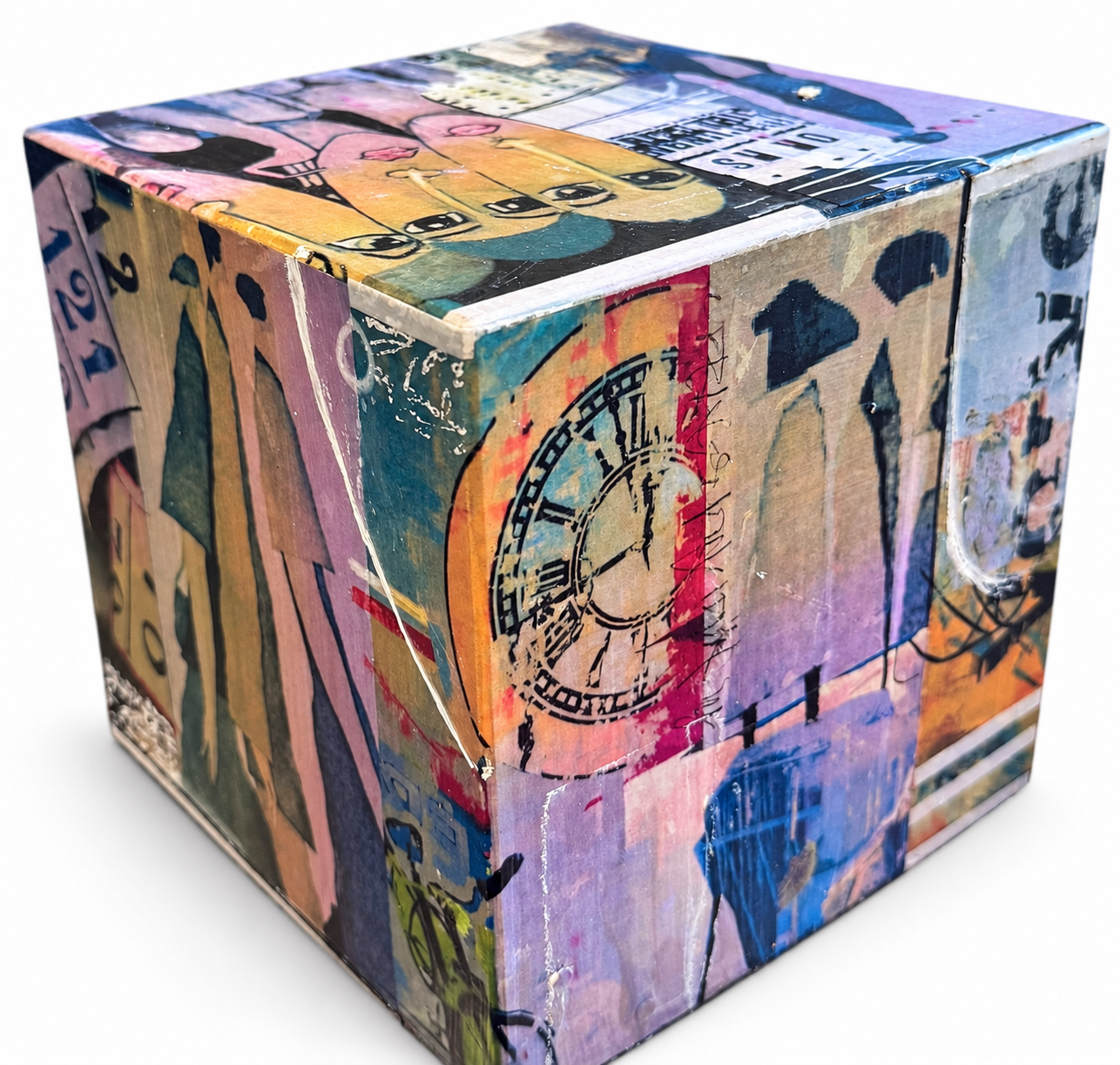 Kunstwürfel mit Collage auf weissem Hintergrund – Ansicht 2