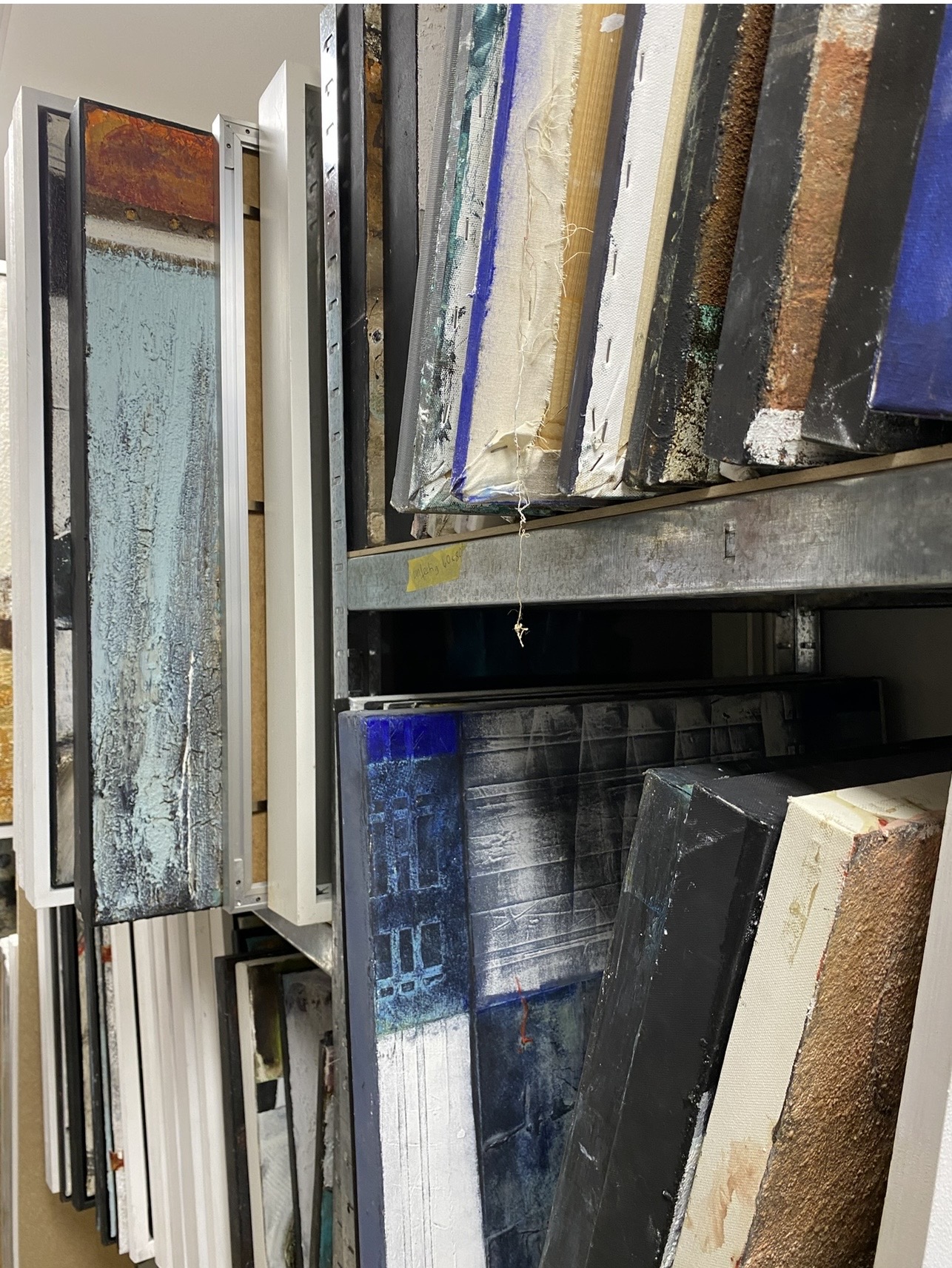 Einblicke in die Sammlung von Leinwänden und Kunstwerken im Atelier