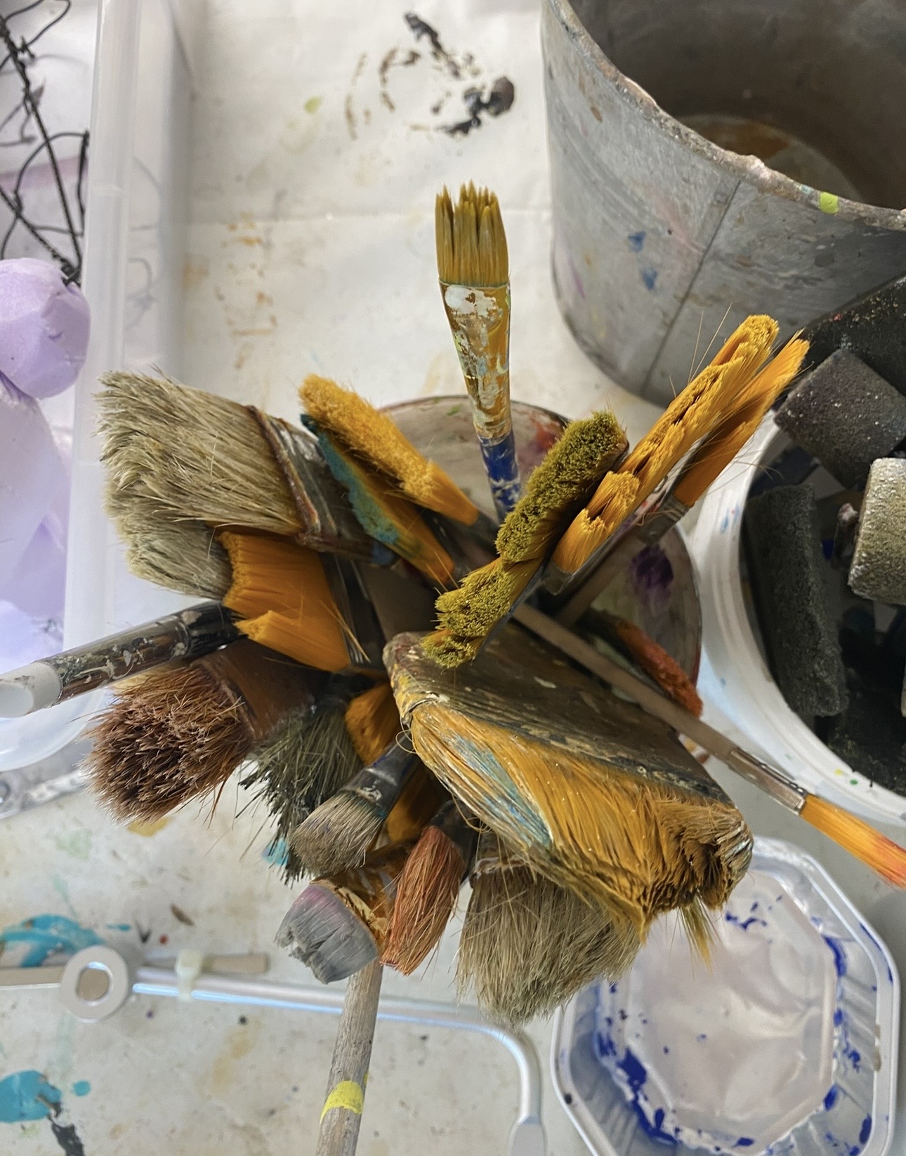 Farbgetränkte Pinsel im Atelier Coni-Art