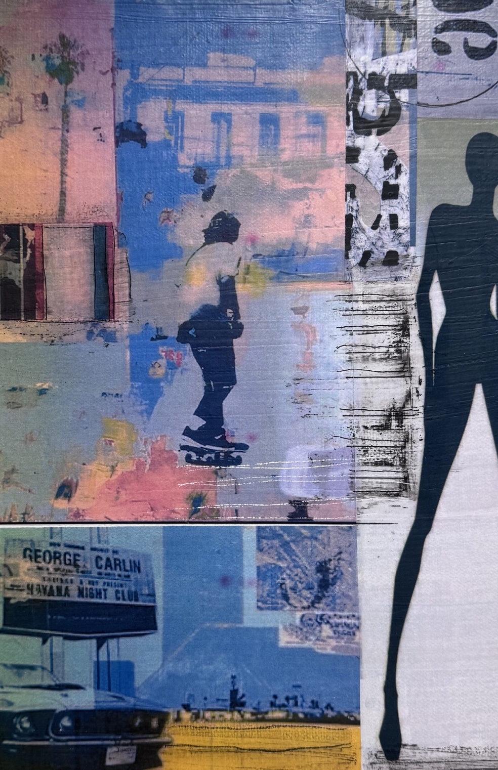 Collagedetail mit Figur und blauen Farbflächen