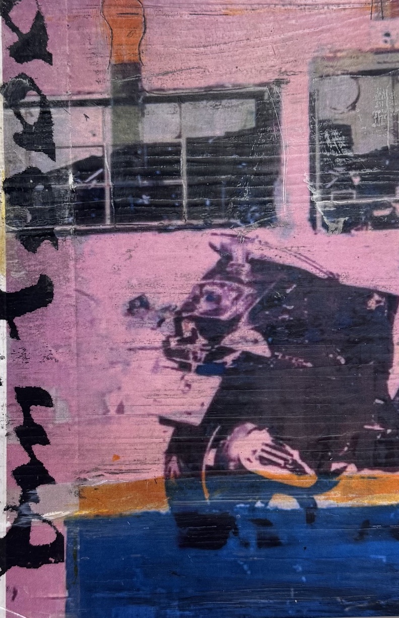 Collagedetail mit Druckspuren in Rosa und Dunkelblau