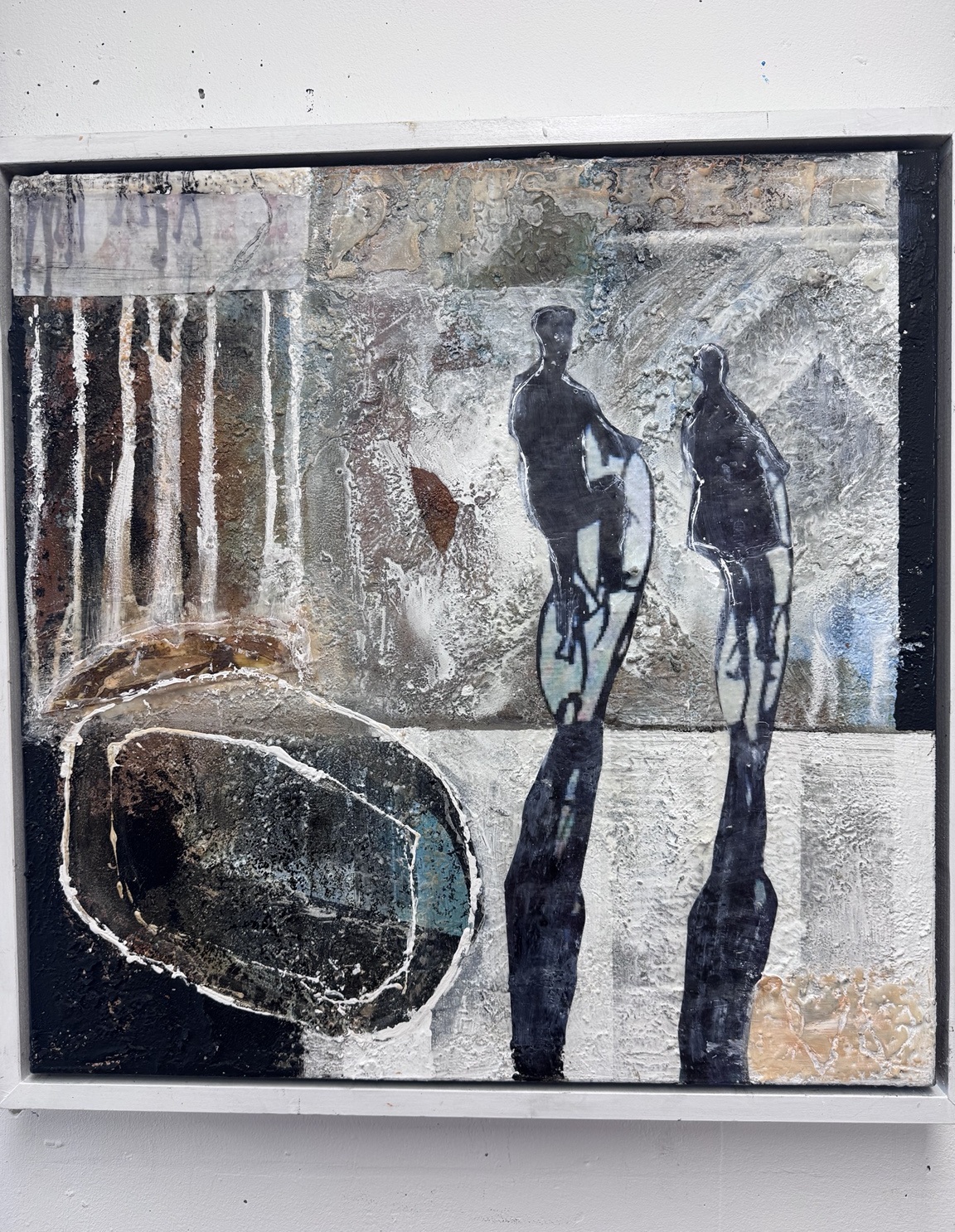 Strukturarbeit mit dunklen Figuren und Collagespuren