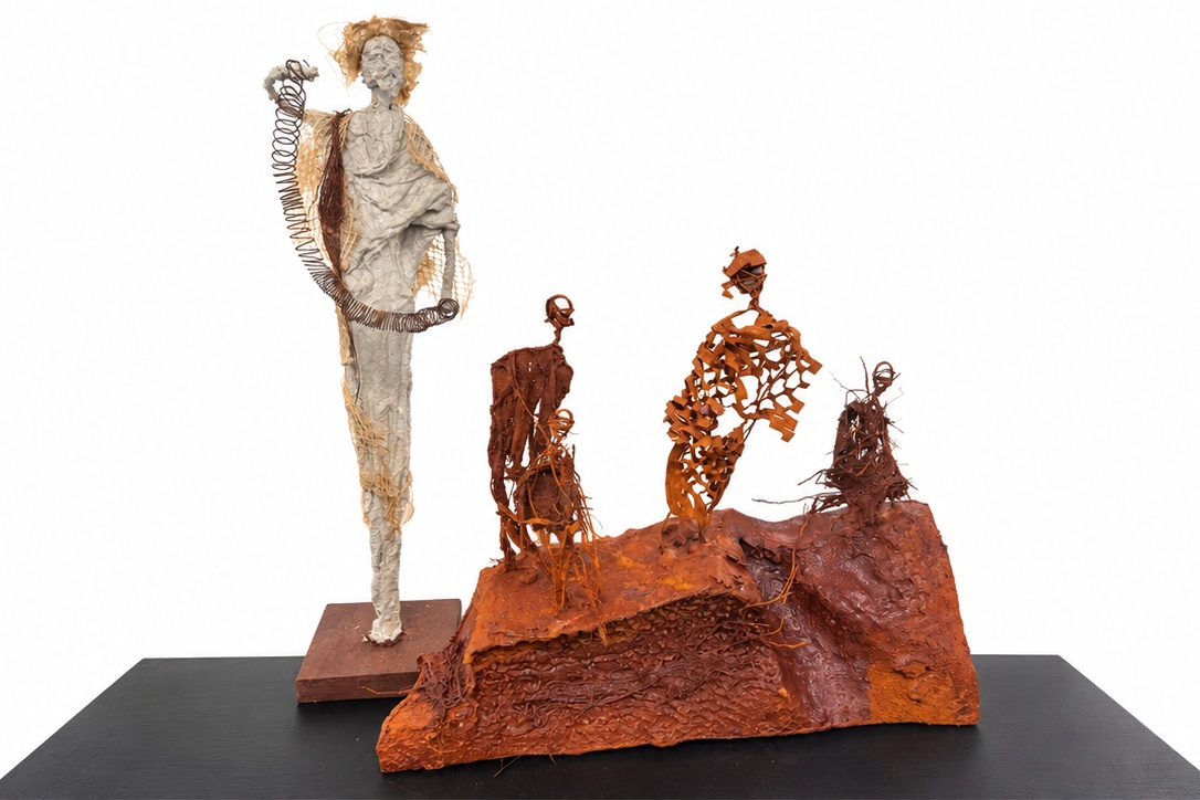 Skulpturale Figuren aus Baumaterial mit Rostoberfläche
